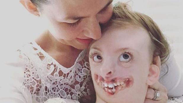 Natalie Weaver con la pequeña Sophia