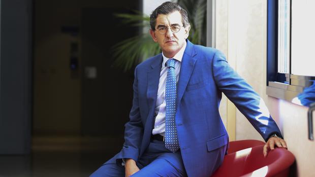 El presidente del grupo HM posa para ABC en el Hospital HM de Sanchinarro