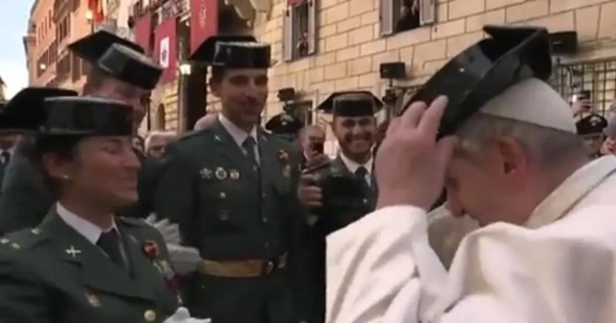 egipcio Imperativo Superior El Papa se pone un tricornio de la Guardia Civil tras realizar una ofrenda  a la Inmaculada Concepción