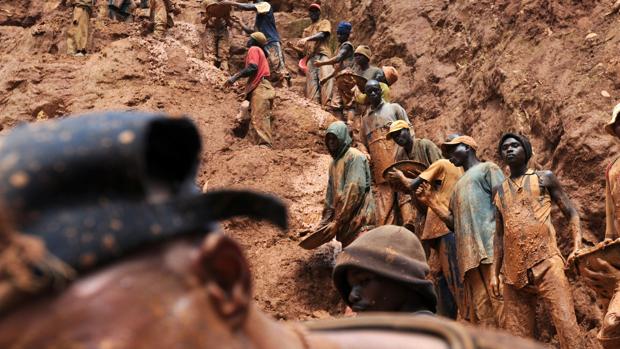 Familias de 14 niños muertos en una mina de cobalto del Congo denuncian a  las grandes tecnológicas