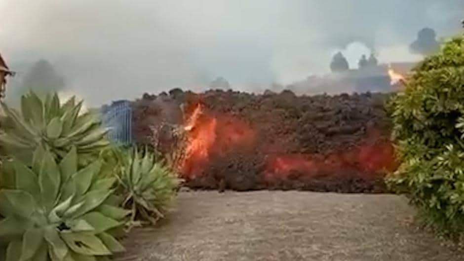 La lava del volcán de La Palma ha provocado incendios muy próximos a las  casas