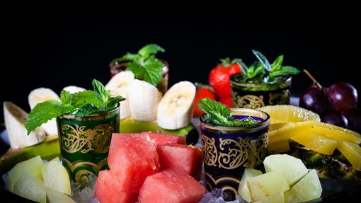 Trozos de fruta y té