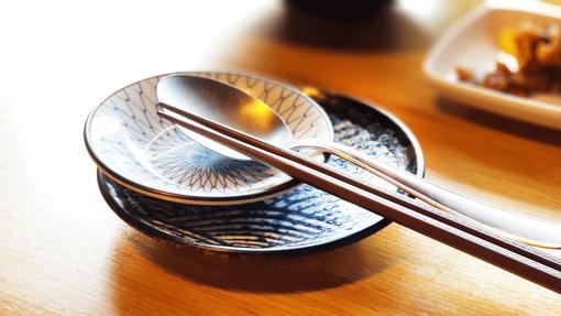 No hay que partir la pieza de sushi o separar el pescado del arroz
