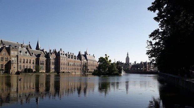 Vista del lago Hofvigver, en el centro de la ciudad