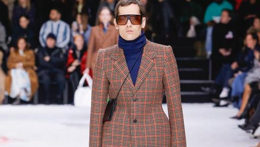 Balenciaga juega con los volúmenes en las hombreras
