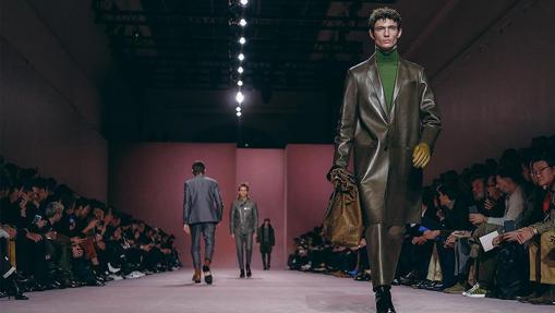 El abrigo de cuero, largo como propone Berluti