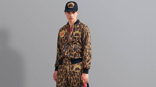 Chándal y gorra, dos clásicos de los 90 que Versace recupera