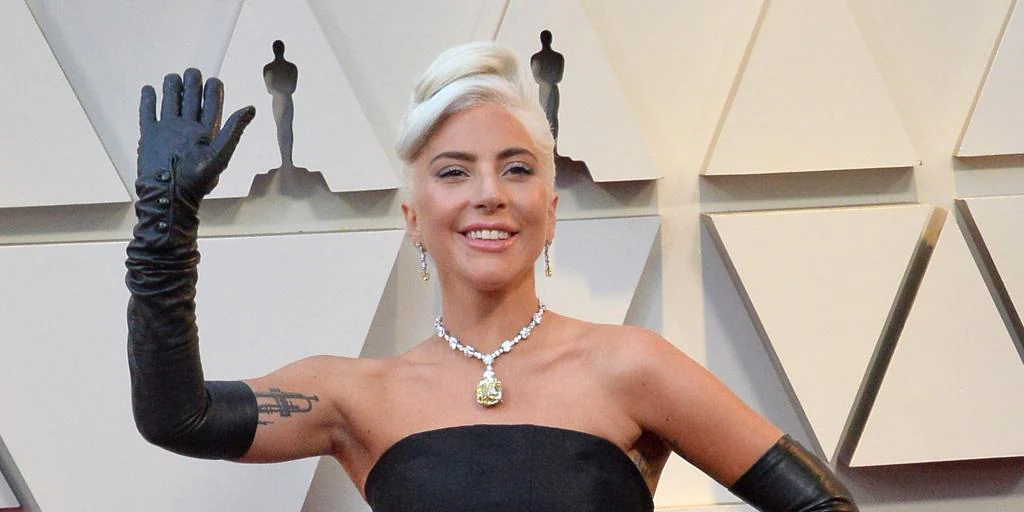 El collar de de Lady Gaga en los Oscars que ya llevó Audrey Hepburn