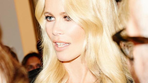 Claudia Schiffer revoluciona las redes vestida solo con un pequeño bolso de Chanel