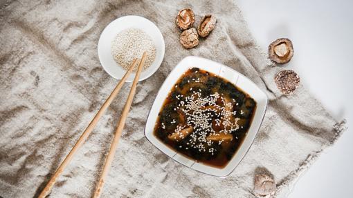 El miso es una pasta de semillas de soja fermentadas