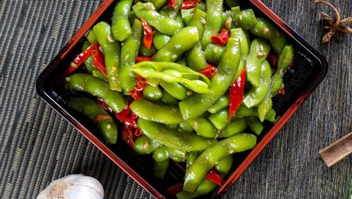 Las semillas de soja verde, edamame, son un abreboca muy socorrido y original