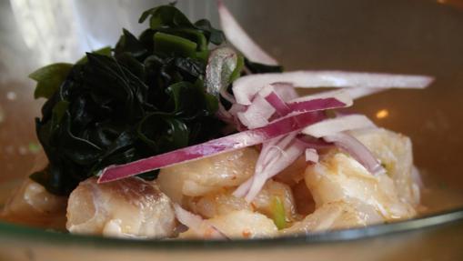 El ceviche se prepara con lima, cebolla, cilantro y ají