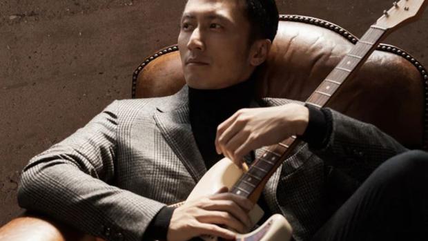 Jersey de cuello alto y americana, la combinación que no falla en otoño