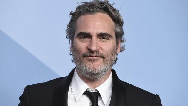 Joaquin Phoenix y Jason Sudeikis con sudadera en los Globos de Oro: ¿el final del traje en las grandes galas?