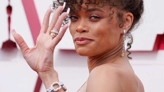 Andra Day: casi 500 diamantes valorados en más de 1,5 millones en la alfombra roja de Los Oscars