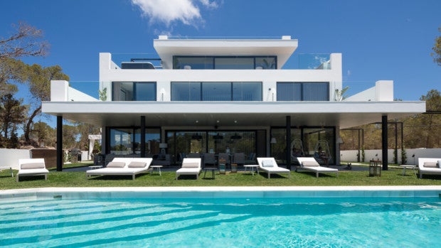 Un sueño ibicenco, así es la mansión de diseño del futbolista Fabio Borini