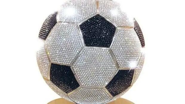 ¿Qué tiene este balón de fútbol para costar casi 2 millones de euros?