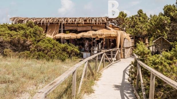 Beso Beach, el chiringuito más romántico de Baleares, cumple una década de éxito
