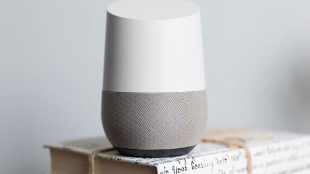 Detalle del dispositivo Google Home, un altavoz inteligente