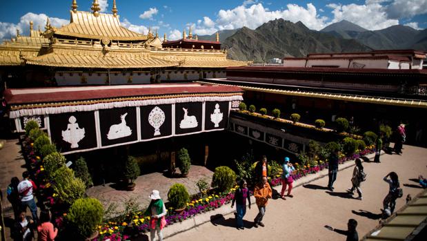 Esta foto de archivo tomada el 10 de septiembre de 2016 muestra a los turistas chinos en el techo del Templo Jokhang en Lhasa