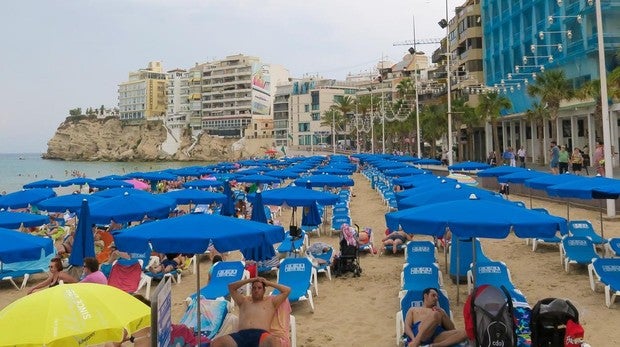 Con el Balcón de Benidorm al fondo, la estampa captada este año evidencia el cambio en la fisonomía urbana que rodea a la playa de Levante