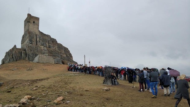 Uno de los tronos colocados por los productores de la serie, junto al castillo de Atienza, en Guadalajara. Por allí han pasado miles de fans de la serie