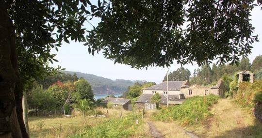 El agente inmobiliario británico que vende aldeas abandonadas en Galicia